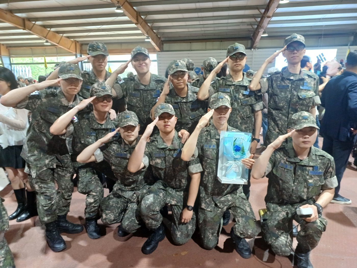 수료식날 호실원들과 함꼐 찍은 사진