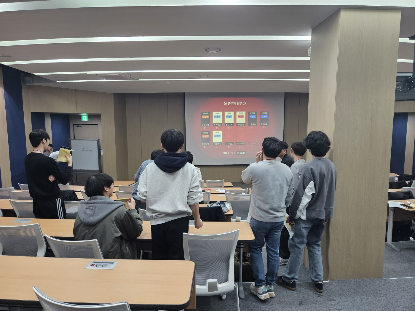 전략을 세우는 플레이어들